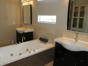 East downtown Houston townhome at 914 Hutchins - master bath